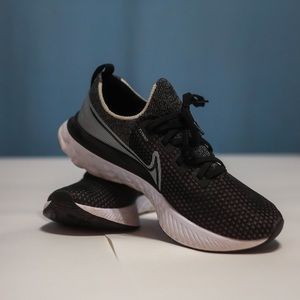 NIKE SIZE 11 INFINITY REACTS FLYNIT